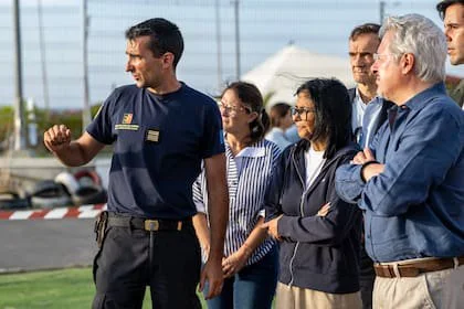 El teniente coronel del Regimiento de Instrucción e Intervención de la Seguridad Civil francesa (RIISC 7) y Delcy Rodríguez, en La Guaira, Venezuela, el 1 de julio de 2026
