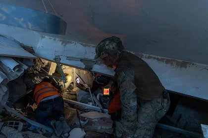 Un marine estadounidense junto a miembros de la comunidad venezolana durante una operación de búsqueda y rescate en La Guaira, Venezuela, el 28 de junio de 2026