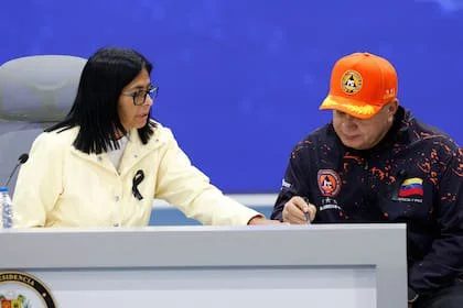 Delcy Rodríguez habla con el ministro del Interior, Diosdado Cabello, durante una conferencia de prensa en Caracas, Venezuela, el 2 de julio de 2026