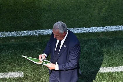 Gustavo Alfaro con el pizarrón magnético en pleno partido ante Alemania, por el Mundial 2026