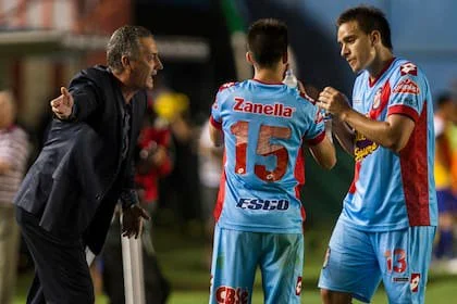 Alfaro en Arsenal, pero en su segunda etapa, dirigiendo en la Copa Libertadores 2014