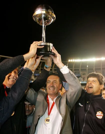 Gustavo Alfaro, DT Arsenal, festeja con la Copa Sudamericana 2007 luego de la final ganada ante América de México