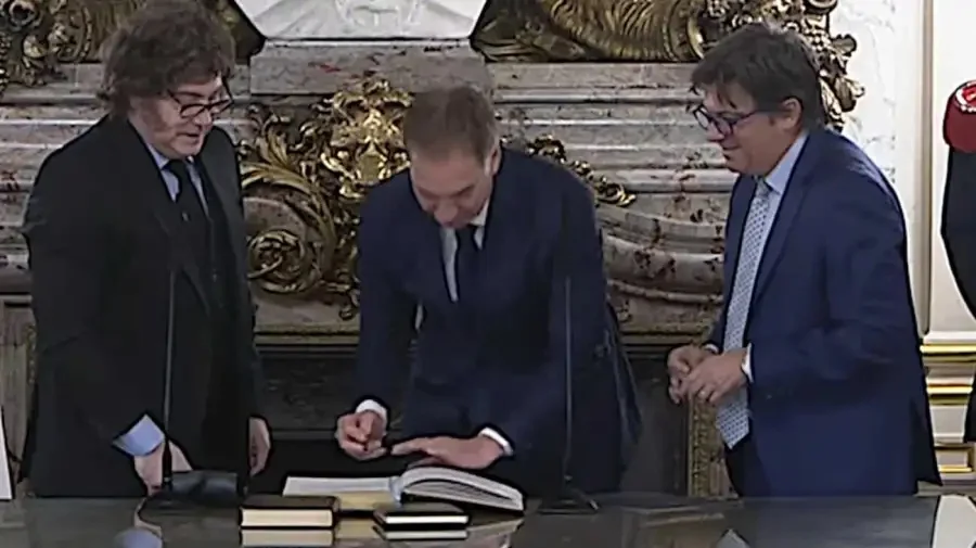 El Presidente Javier Milei toma juramento al nuevo Jefe de Gabinete, Diego Santilli 30062026