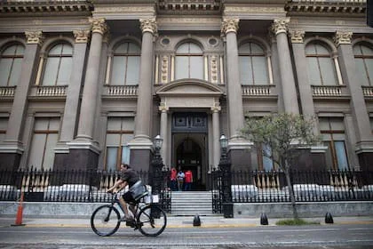 (260107) -- BUENOS AIRES, 7 enero, 2026 (Xinhua) -- Un hombre circula en una bicicleta frente a la sede del Banco Central de la República Argentina (BCRA), en la ciudad de Buenos Aires, capital de Argentina, el 7 de enero de 2026. El BCRA anunció el miércoles que concertó con seis bancos internacionales una nueva operación financiera tipo "Repo", que le permite obtener financiamiento por 3.000 millones de dólares, a un plazo de poco más de un año. (Xinhua/Martín Zabala) (mz) (ah) (vf)