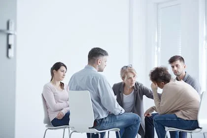  Cuando aparece la familia real en el diván es más fácil comprender cómo se “armó” la mente de un sujeto y, si está sufriendo un trastorno mental, cómo contribuye la familia sin darse cuenta a su sufrimiento