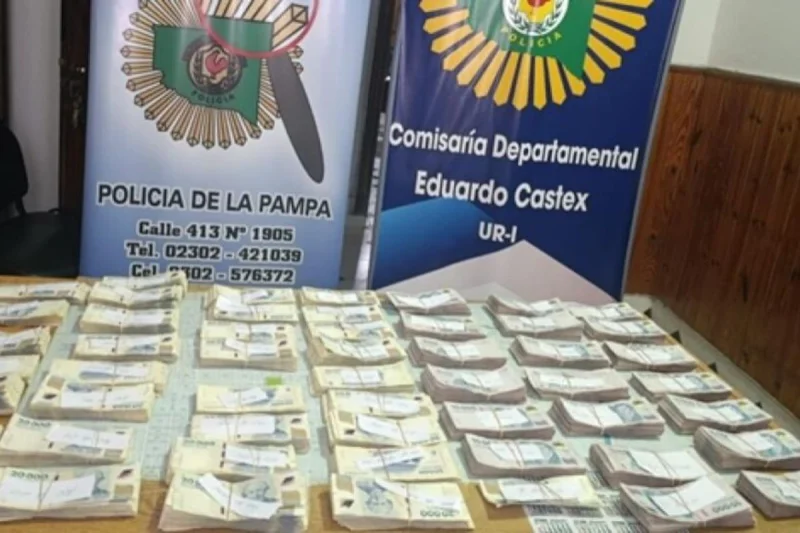 Encontró una mochila al costado de la ruta y se la llevó: tenía casi $90 millones