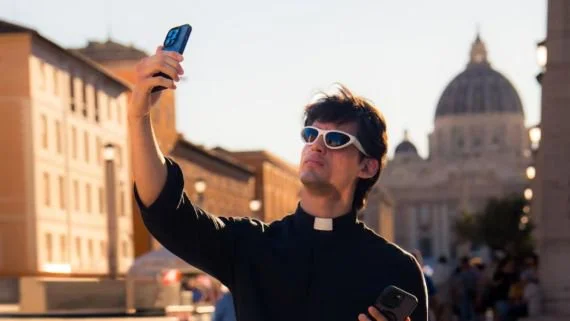 Era sacerdote, se volvió influencer y dejó el ministerio por no soportar el celibato: "No somos ángeles"