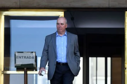 El juez Marcelo Martínez de Giorgi sale de los tribunales de Comodoro Py