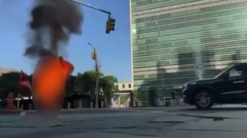 Video: un hombre se prendió fuego frente a la sede de la ONU en Nueva York para protestar contra China por el Tíbet