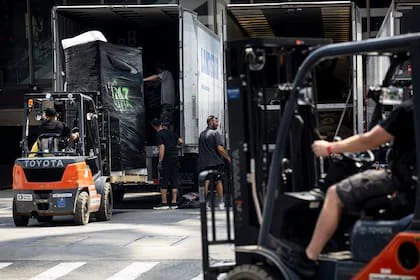 Imágenes del miércoles correspondientes a los preparativos de la boda, donde se vio a decenas de trabajadores que descargaban camiones en las afueras del Madison Square Garden con sillas y todo tipo de elementos decorativos