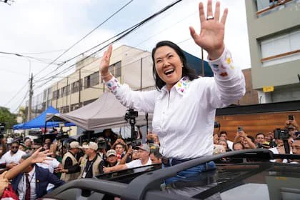 Keiko Fujimori saluda tras emitir su voto durante la segunda vuelta de las elecciones presidenciales en Lima
