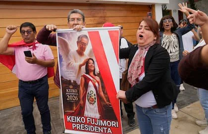 Partidarios de la presidenta electa Keiko Fujimori celebran sosteniendo un cartel que la muestra junto a su padre, en Lima