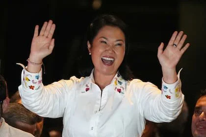 Keiko Fujimori saluda tras el cierre de las urnas después de la segunda vuelta de las elecciones presidenciales en Lima