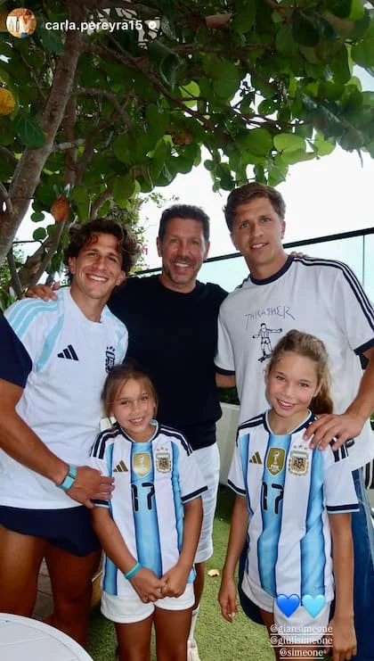 El Cholo junto a cuatro de sus cinco hijos, por la ausencia de Giovanni