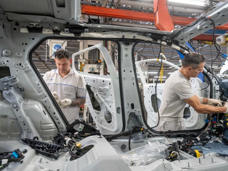 La industria automotriz cayó 13,6% en junio y 18,3% en el primer semestre del año