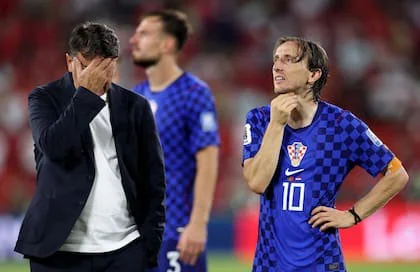 El DT Zlatko Dalic y el capitán Luka Modric no pueden creer el final del partido, con un gol anulado a Croacia por un hallazgo del VAR