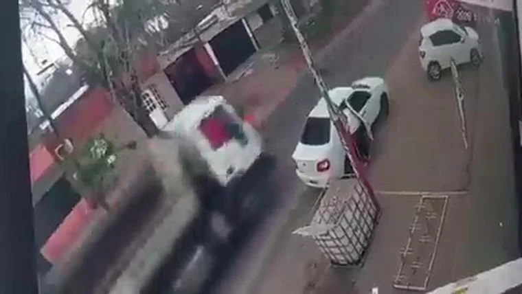 Milagro: una beba salió despedida de un auto tras ser embestido por un camión y el video es estremecedor