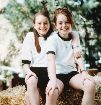 Lohan por dos: una foto promocional de Sopa de gemelas, la película que la lanzó a la fama