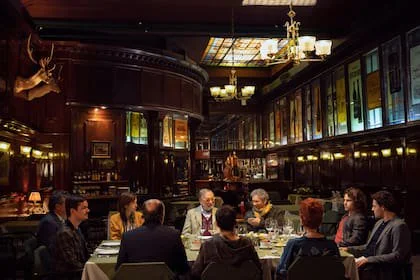 Dos de las cabezas de ciervo que formaban parte de la decoración de The New Brighton pueden verse en esta escena de Nada, la serie protagonizada por Luis Brandoni que se filmó en el histórico restaurante porteño
