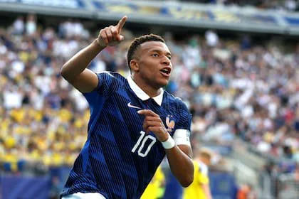 Kylian Mbappé convirtió un doblete ante Suecia en los 16vos de final y llegó a los seis goles