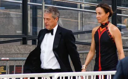 El actor británico Hugh Grant y la productora sueca Anna Elisabet Eberstein llegan al Madison Square Garden