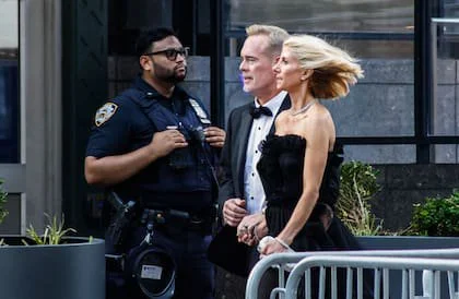 El comentarista deportivo estadounidense Joe Buck y su esposa, la también comentarista Michelle Beisner-Buck, en las inmediaciones del Madison Square Garden
