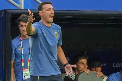 Scaloni y Pablo Aimar, como el resto de la delegación nacional, no la pasaron bien en el Miami Stadium, donde Argentina debió jugar 120 minutos para deshacerse de Cabo Verde.