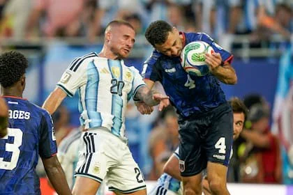 Toda la Argentina pidió penal por una mano de Pico Lopes, después de un cabezazo de Alexis Mac Allister