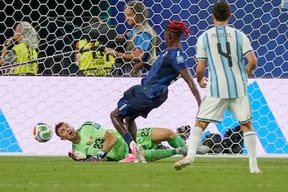La Argentina necesitó de Emiliano Martínez para evitar un tercer empate de Cabo Verde