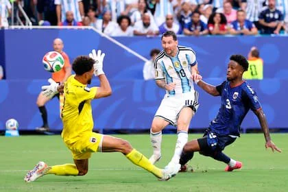 Lionel Messi abrió el marcador con una gran definición sobre Vozinha