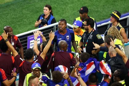 Sidny Lopes Cabral #fue a la tribuna a buscar a su familia para festejar su golazo