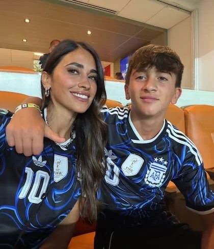 Anto junto a Thiago Messi, el mayor de los hijos de La Pulga