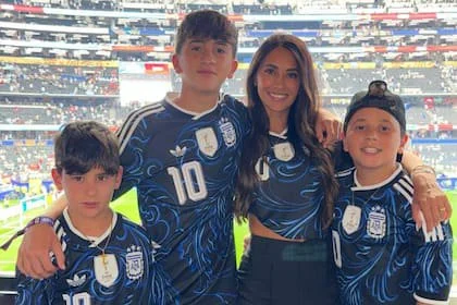 Antonela y su familia repitieron los looks del partido contra Austria