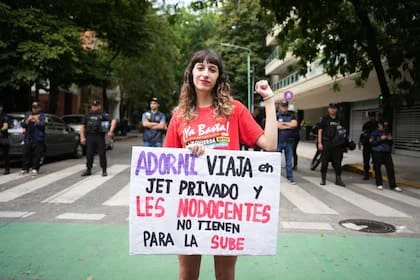 Una estudiante protesta frente a la casa de Adorni en Caballito