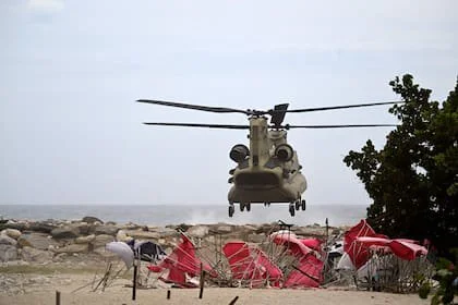 Un helicóptero estadounidense despega durante las operaciones de búsqueda en Caraballeda, estado de La Guaira