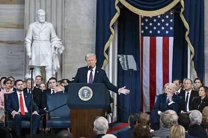 El presidente Donald Trump habla tras prestar juramento durante la 60.ª investidura presidencial en la Rotonda del Capitolio de los Estados Unidos en Washington, el lunes 20 de enero de 2025.