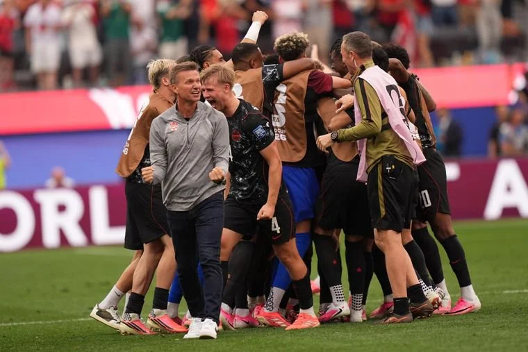 Los jugadores de Canad&aacute; festejan el ag&oacute;nico triunfo ante Sud&aacute;frica por los 16avos del Mundial 2026.
