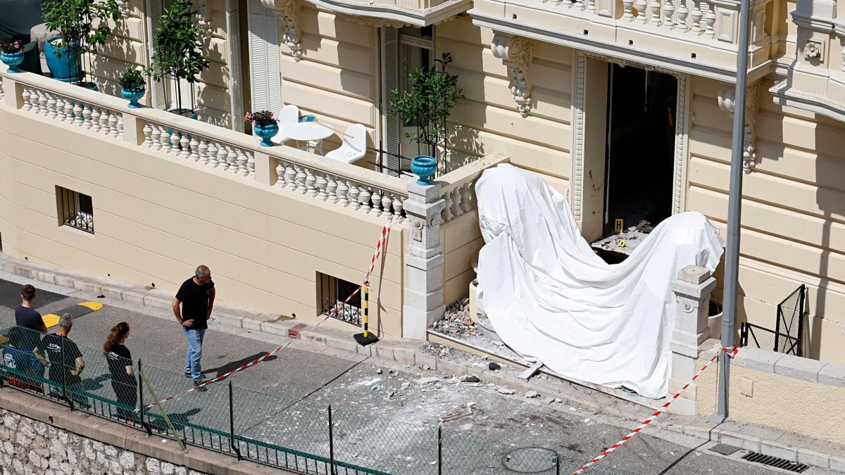 La entrada de un edificio residencial en Mónaco tras la explosión de un presunto paquete bomba el 29 de junio de 2026.
