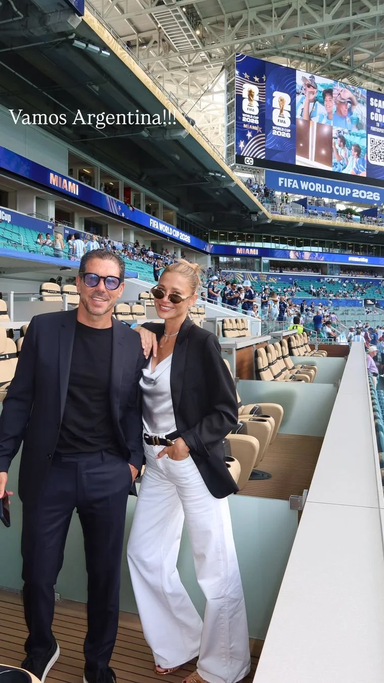 La pareja optó por una apariencia más formal para el partido.