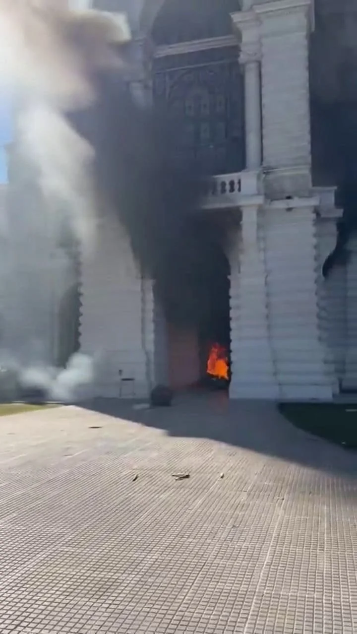 Cooperativistas prendieron fuego la Municipalidad de La Plata