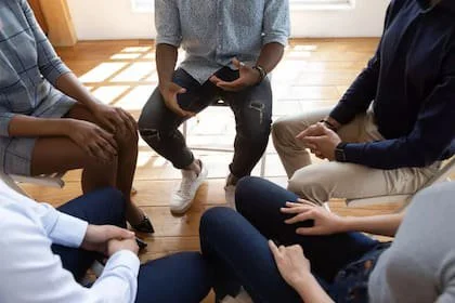 Las personas con adicción al teléfono pueden beneficiarse de la terapia grupal para ayudarles a reconectarse con otras personas