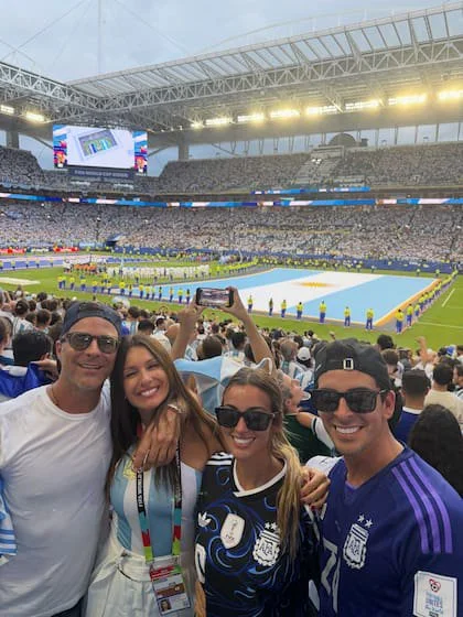 Martín Pepa y Pampita junto a Guillermo Ardohain, hermano de la modelo, y su pareja Malena  (Foto: Instagram @pampitaoficial)