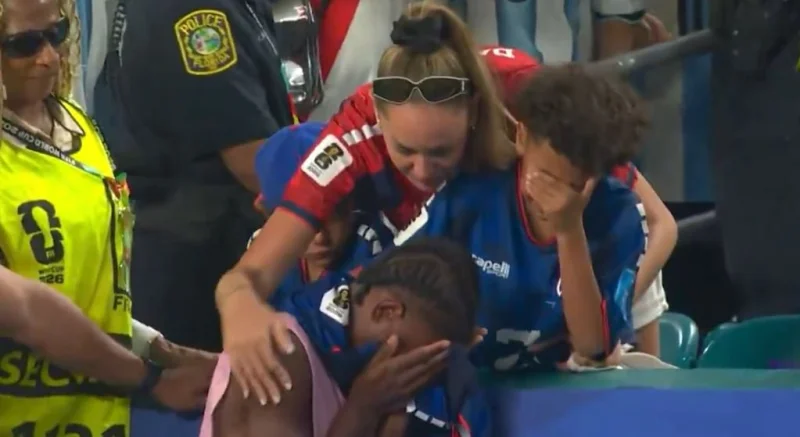 Video: el llanto desconsolado de un jugador de Cabo Verde con su hijo tras la eliminación ante Argentina