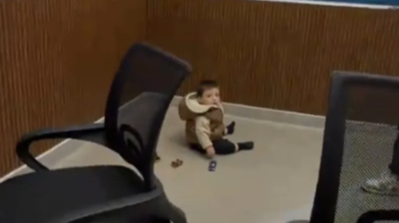 Fue a trabajar con su bebé, se lo olvidó y quedó todo grabado: “Cuando volvió, se mató de risa”