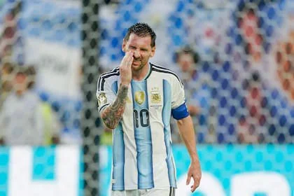 El gesto contrariado de Lionel Messi por el complicado partido ante Cabo Verde; hasta ahora, la selección argentina dependió de su capitán