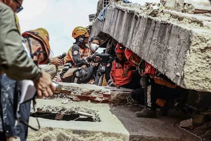 Equipos de emergencia, trabajadores humanitarios y voluntarios realizan operaciones de búsqueda, rescate y socorro en Playa Grande, La Guaira, tras los potentes terremotos que azotaron Venezuela.