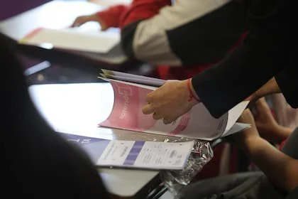 Las escuelas con menores niveles de ausentismo y mayor acompañamiento familiar registraron, en promedio, mejores desempeños en las dos áreas evaluadas