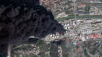 Una columna de humo se eleva en las instalaciones petroleras en Tuapse, en la región de Krasnodar, en el sur de Rusia