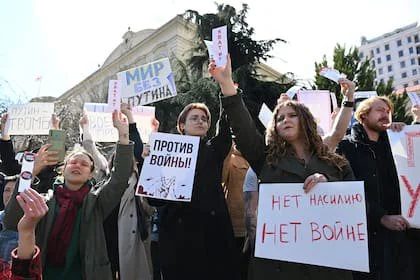 Miembros de la diáspora rusa en Georgia durante una protesta contra la guerra