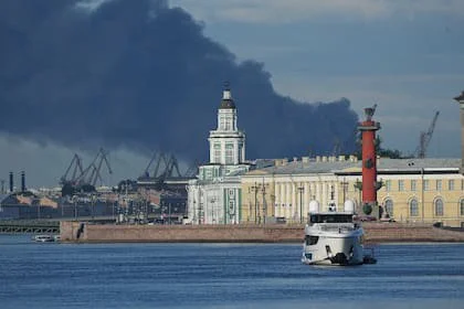 El humo se levanta detrás del puerto de San Petersburgo tras un ataque ucraniano  